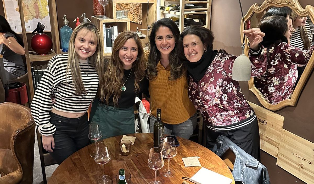 Comunidad ALMA — mujeres compartiendo mesa