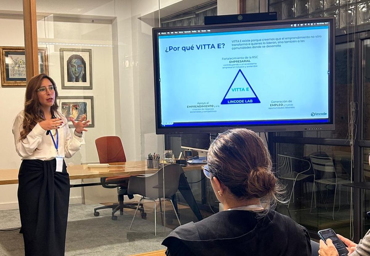 Libia Renza presentando en Lincode Lab